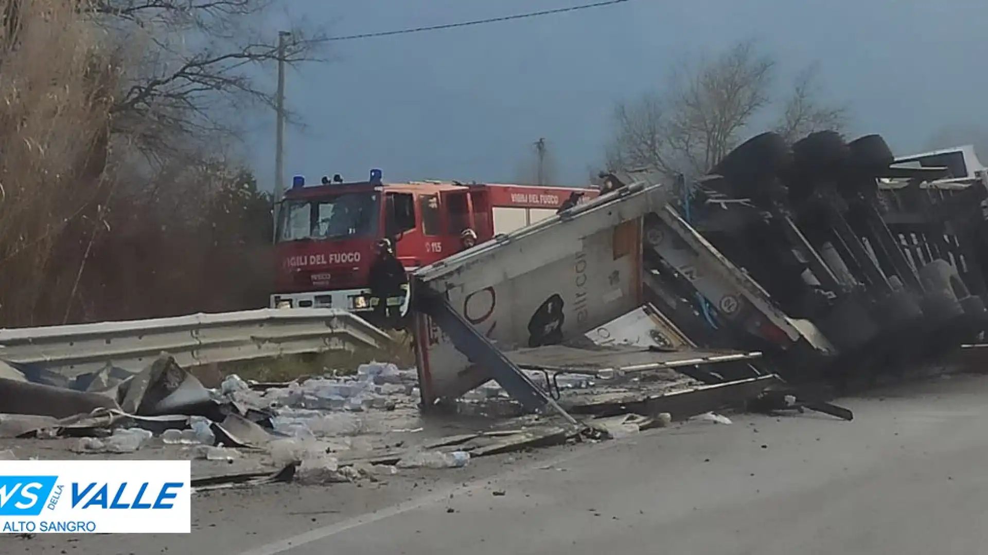 Colli a Volturno: pauroso schianto per un tir sulla statale 158. Mezzo distrutto, conducente miracolosamente illeso. Soccorsi in atto.